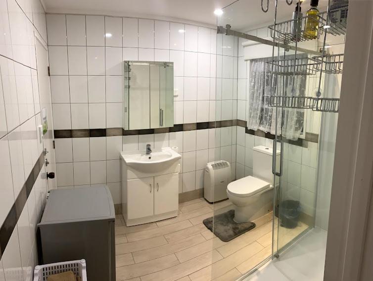 Self Contained En-Suite Private Bathroom, Private Entrance, Close To Shops & Hospital Homestay แฮมิลตัน ภายนอก รูปภาพ