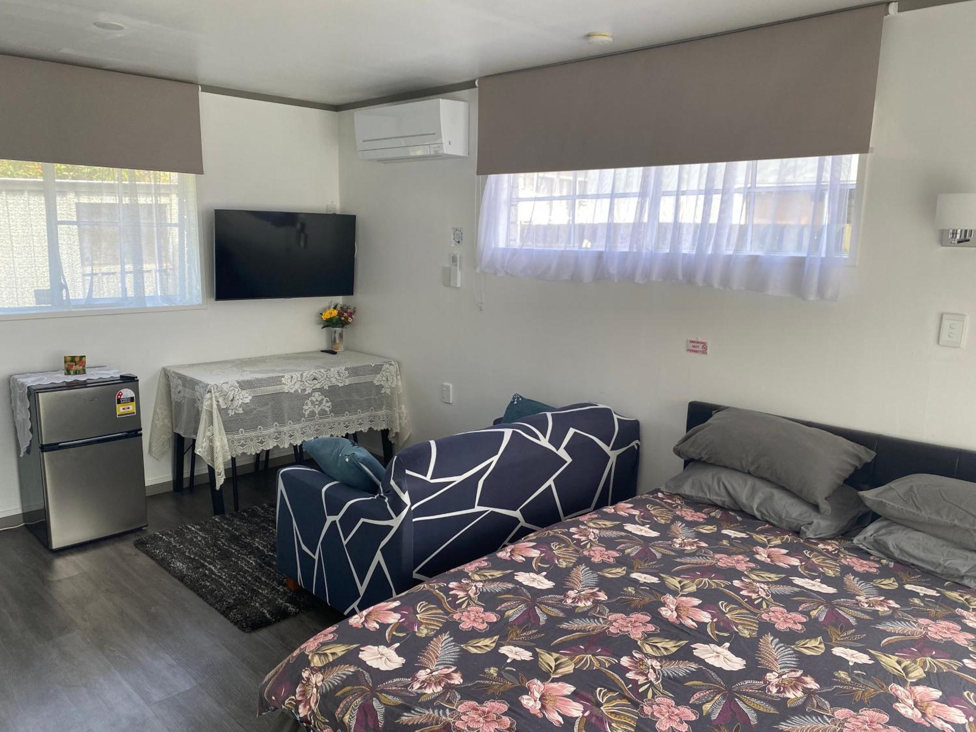 Self Contained En-Suite Private Bathroom, Private Entrance, Close To Shops & Hospital Homestay แฮมิลตัน ภายนอก รูปภาพ
